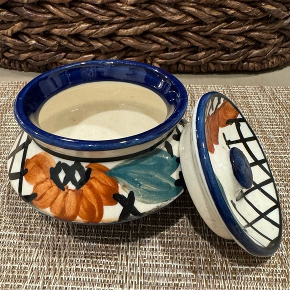 Mexican Pottery Art Ceramic Trinket Box w/ Top- small size 4” Diameter x 2.75”H - Picture 2 of 9